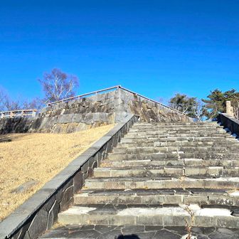 石の階段を登って、頂上が見えました。