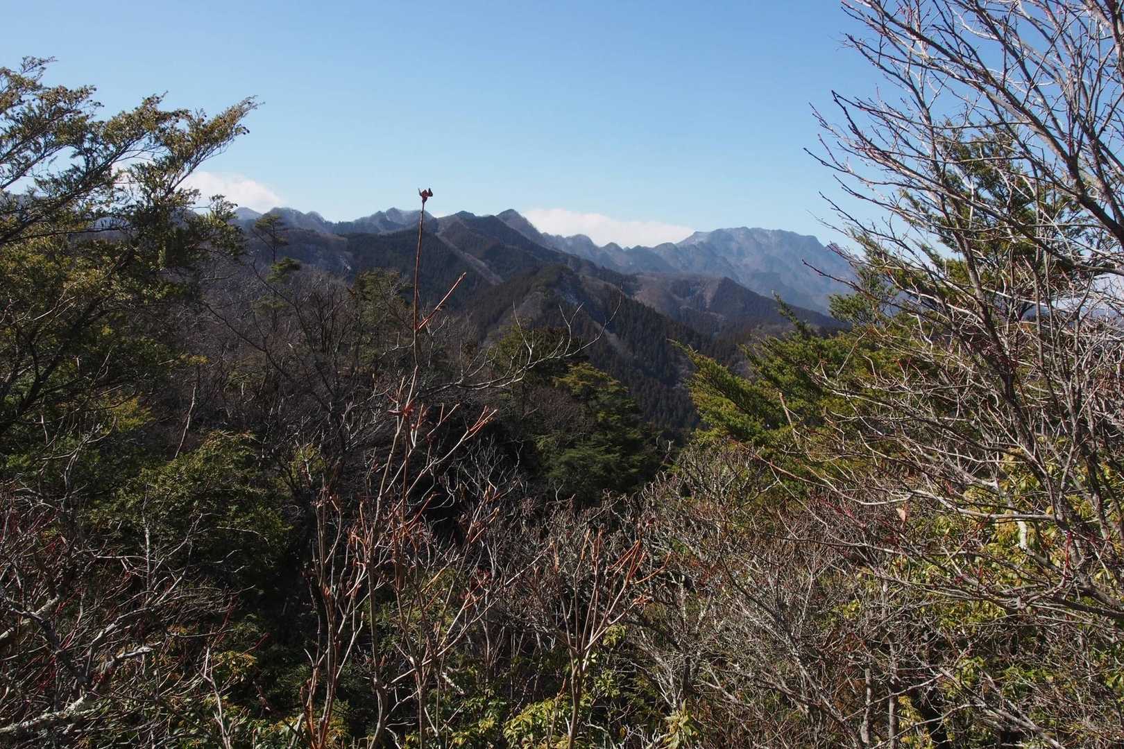山頂から両神山⛰️
ギザギザが特徴的〜。