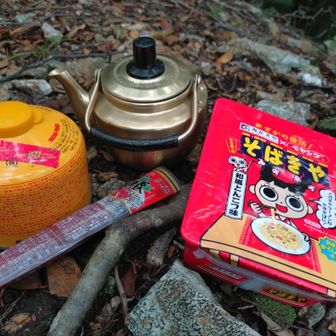 南峰で昼食をと思ったが、水を忘れてしまった(ペヤングは食べれず)