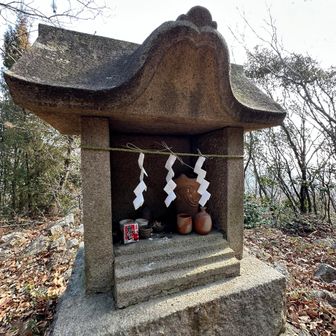 お猪口がたくさん祀られていた