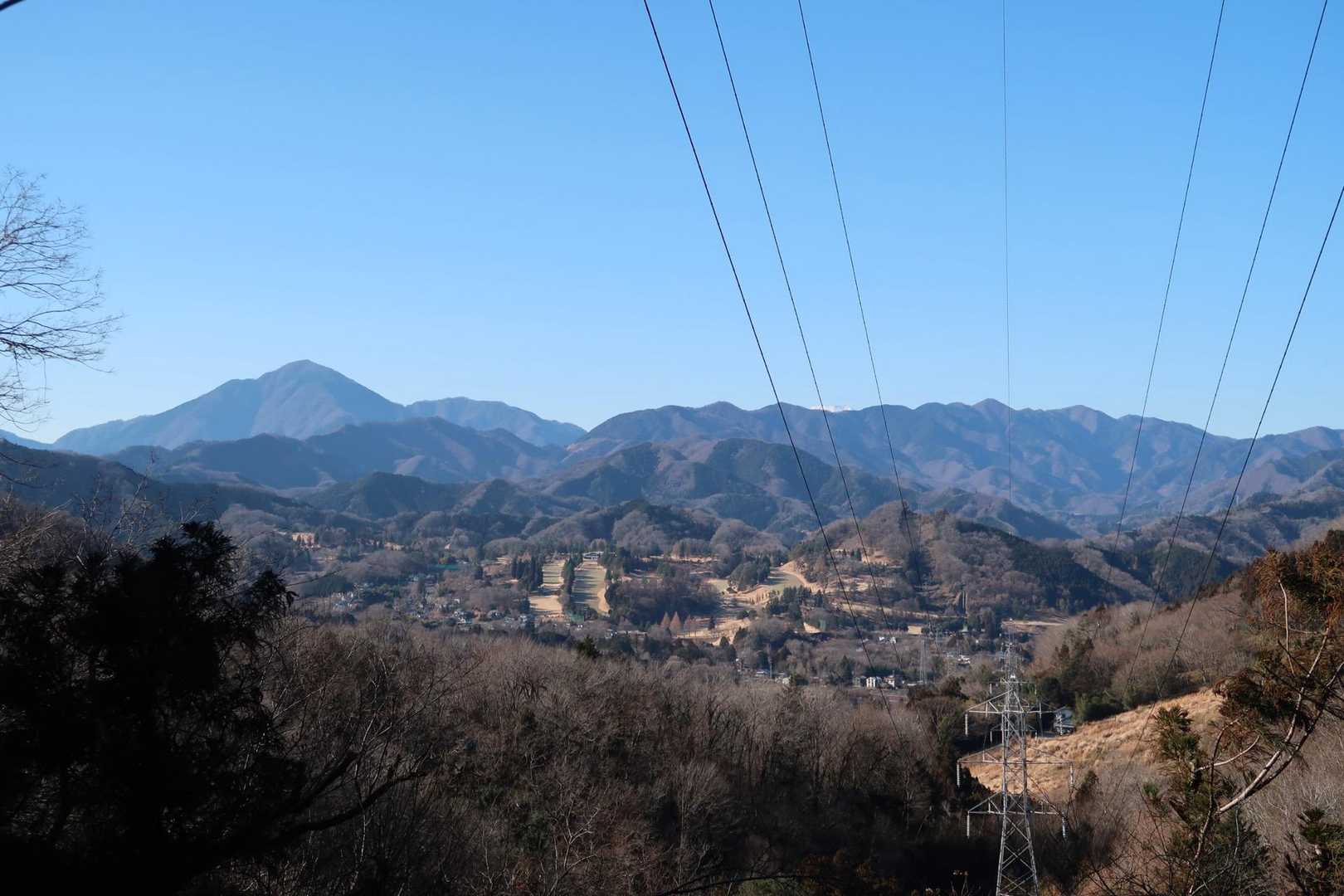 西方面が開けています。送電線の向こうに富士山が頭をちょっぴりのぞかせています
