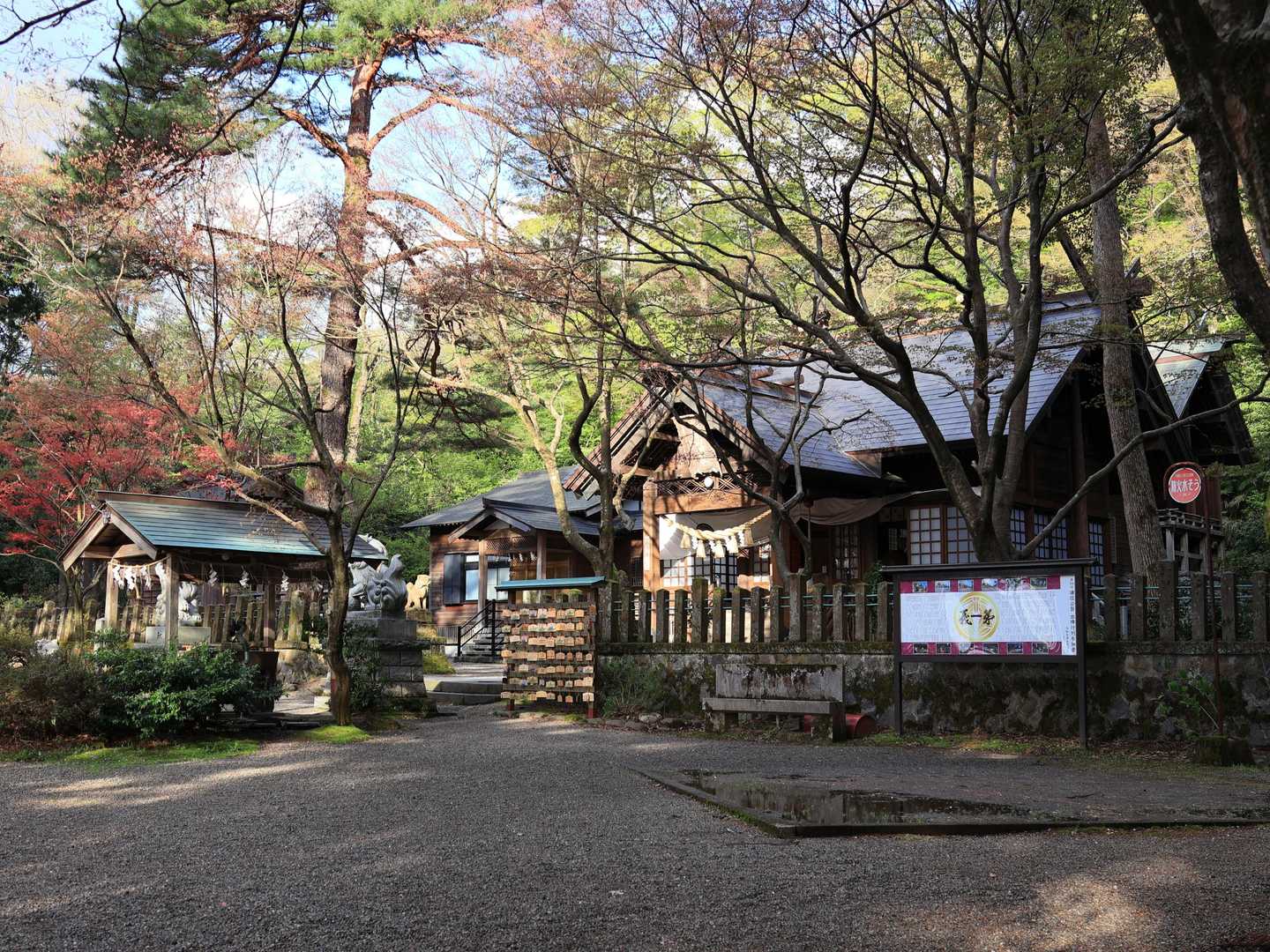春日山神社で参拝。お賽銭大事♪しときました。このところ黒物家電系の出費がかさんで青銅銭ですが、許してちょんまげ🙏💦
ここに来るのは元日以来です。