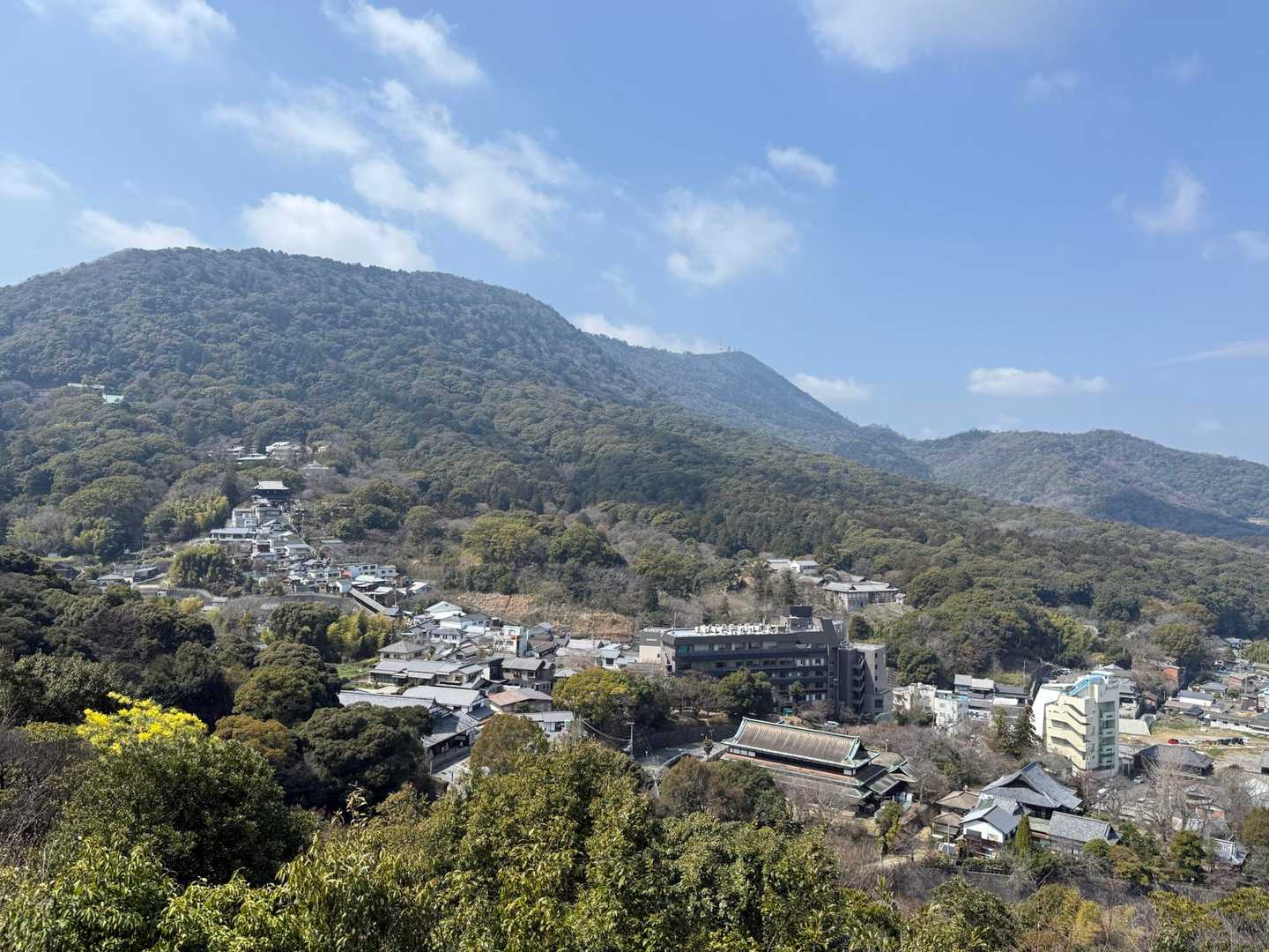 スッキリ晴れて琴平山から麻山まで丸見え、中腹には大門とかも見えてる🤩