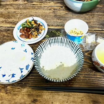 モルゲン見れるように30人一斉にいただきます

副菜はバイキング
ちなみに手前は目玉焼き🍳
ご飯や味噌汁の配膳は全てスタッフさんがしてくれます