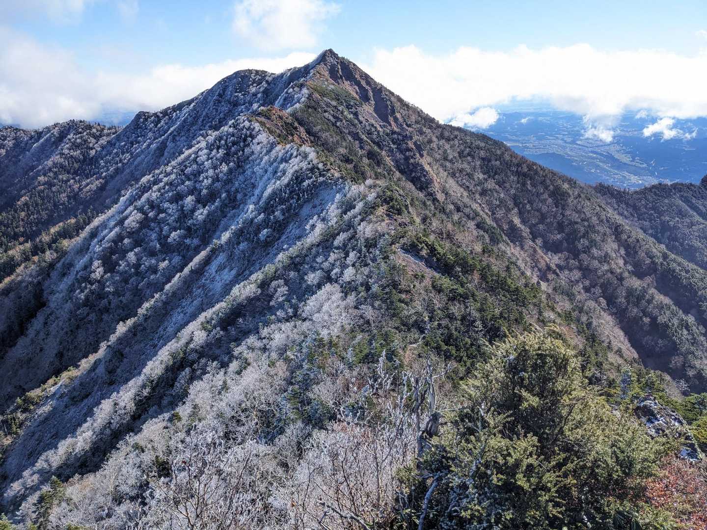 女峰への道
左は冬