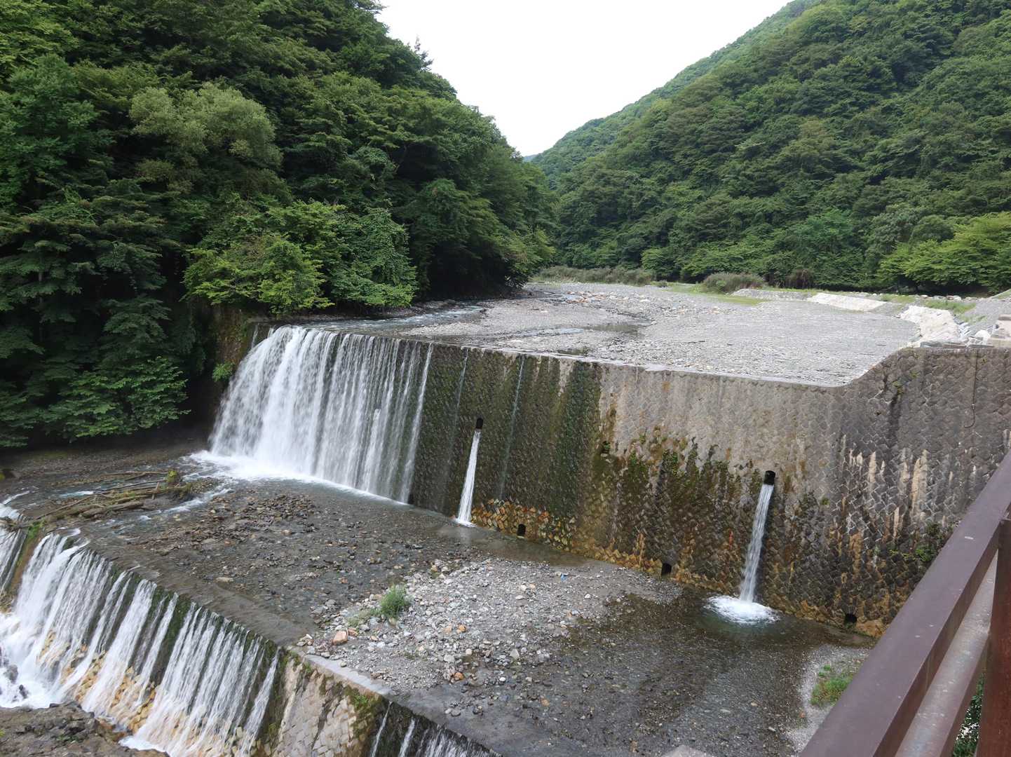 ごうごうと流れる釜無川の水流音をBGMに進みます🎵