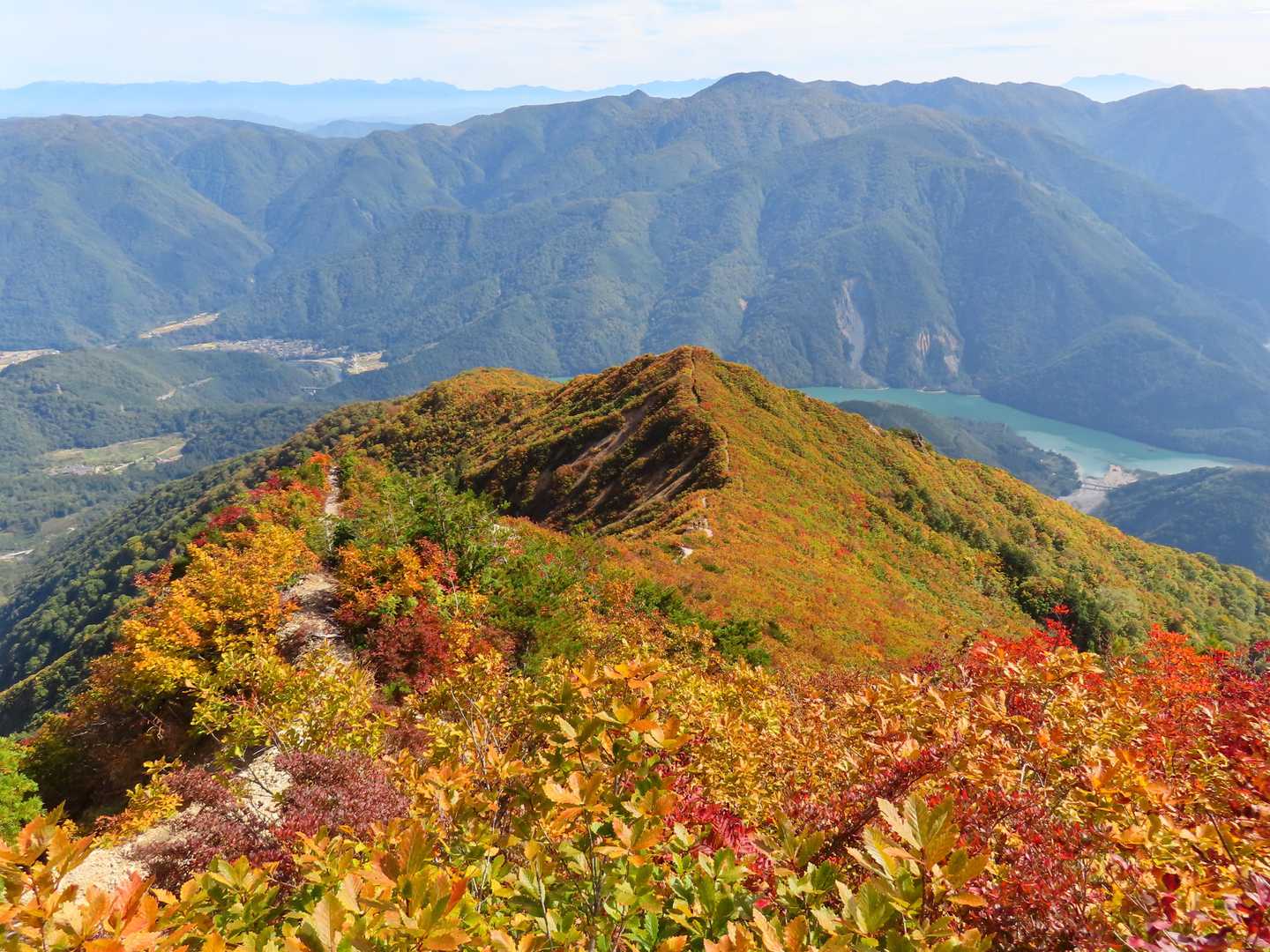 遠くに北アルプス⛰️🏔️、そして眼下に素晴らしい紅葉🍁
庄川の流れも良い🏞️