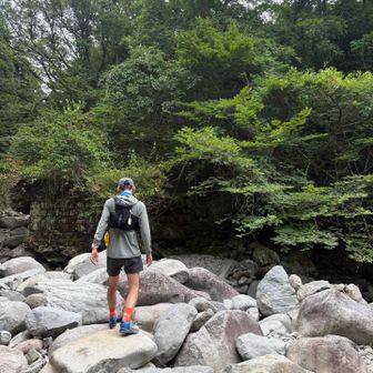 「山を登っとかないと今月はもう登る機会がない。脚が弱る気がする」という謎の心配事に快く応じてくれたメンバー🐴と共に！
沢を渡って登山道へ