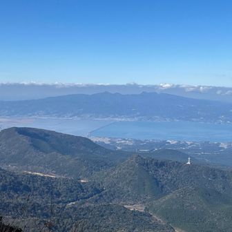 北側は、ちょっと前に登った多良岳。その奥は経ヶ岳が見えているかな…
手前は、諫早湾。
湾内の線？道路？は、なんだろう…🤔
後で分かりましたが、堤防道路との事…
あぁ…車で通って見たかったな…
