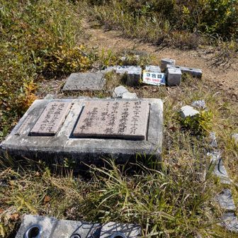 9合目の慰霊碑の前で休憩