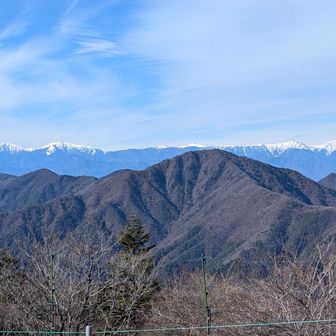 三つ峠〜の南アルプス
塩見岳から農鳥岳
聖岳、悪沢岳バッチリ
手前の山は王岳でしょうか？