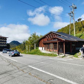 登山口に無事到着です。建物がトイレ🚻
ちょうどつれが付近の散策から戻ってきた😉👍🏻  スキー場脇の道の不明瞭な登りがキツかっただけで、足は大丈夫そう😊🍀