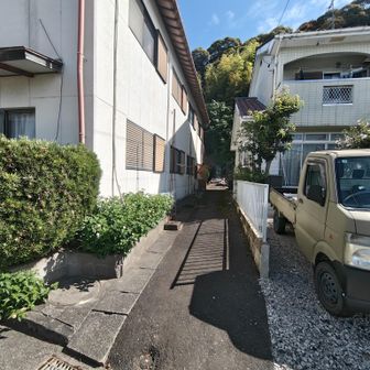 民家脇登山道入口。看板も何もない。😵‍💫
知っていないと、侵入に躊躇する雰囲気。まるで不審者気分🤣