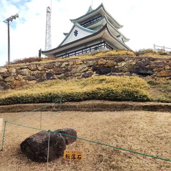 一気に山頂近くへ。
手前は石垣から剥がれ落ちたまま残されている転落石。