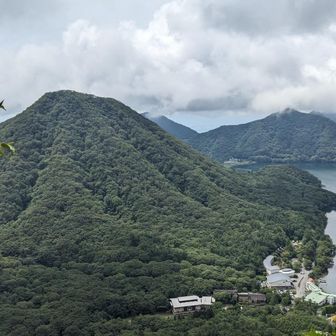 烏帽子ヶ岳山頂から少し先の絶景ポイント
榛名湖と周囲の山々