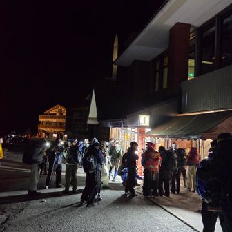 当日券購入よりも、予約していた人の列の方が長い　山梨側は4000人の制限があるものの4000人になったことは今までないので、次からは当日購入がいいかも。