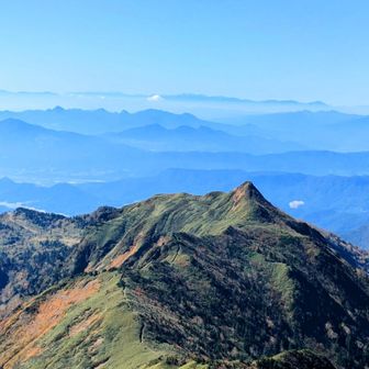 剣ヶ峰山👍でも厳冬期が一番綺麗かなぁ…今シーズンも😤
奥に右から蓼科山〜の八ヶ岳、南アルプス、金峰山、甲武信もここから同定出来る😳