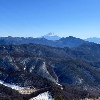 ココは富士見の名所やな。
風が強いが、ココでお昼ご飯。