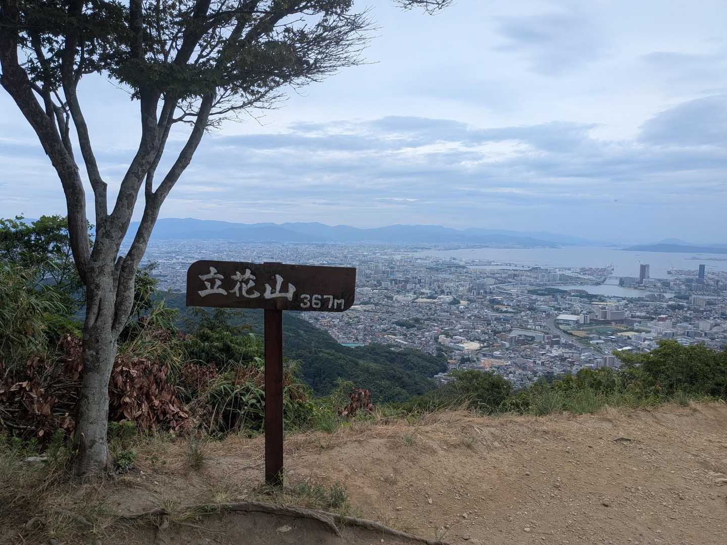 山頂に到着しました。
快晴ではありませんが、空気がキレイで眺望が良かったです。