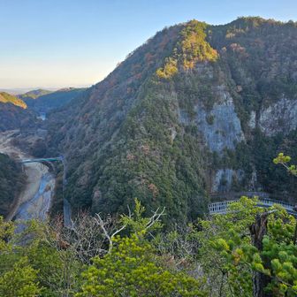 行道の滝の見晴らし台からの眺め。
おおー、香落溪が深い！
谷底を通る三重県道81号名張曽爾線を見下ろします。