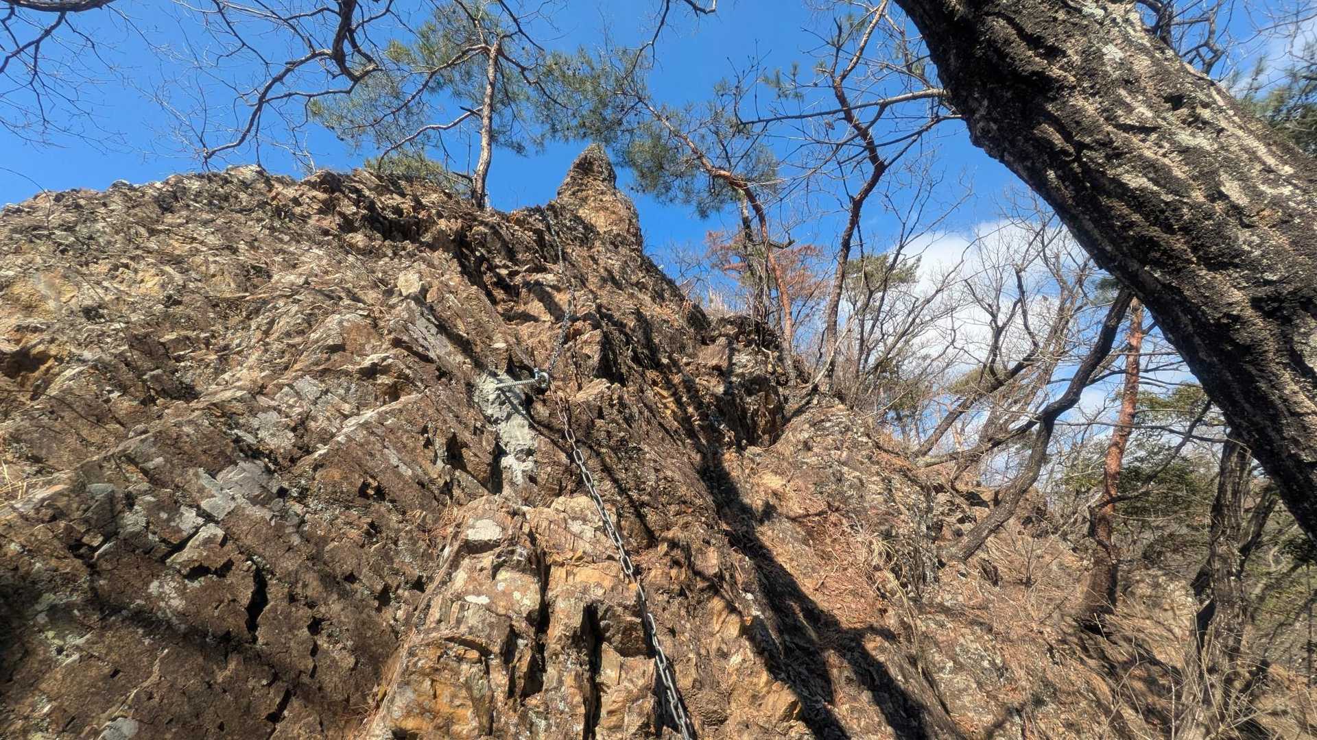 これは垂直の鎖⛓️　降りてきて見上げているけど…😐　右寄りならまぁまぁOK　鎖の真下だと垂直かなぁ〜😂　因みに巻き道アリなようです🫠