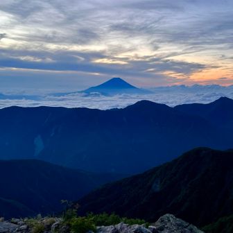 小赤石岳の肩より富士山。御来光は雲に隠れて無かったです。