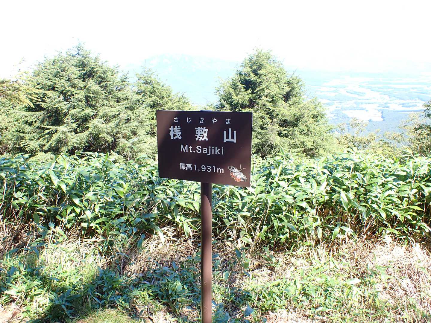 あっという間に桟敷山山頂。三角点は別の場所。簡単に行けたはず。