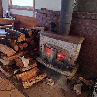 これこれ！暖炉前の特等席でしばしマッタリ😌ちなみに昨日は-13℃だって