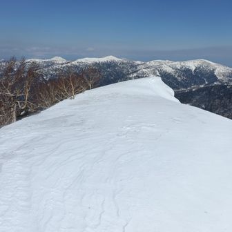 山頂には何も無し。