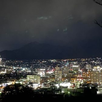 まずは桑山🏃上の駐車場から夜景を楽しみ来られたであろう、ファミリーさんを追い越します🏃