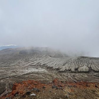 展望所へ向かいつつ火口を望む🌋すごいなぁ