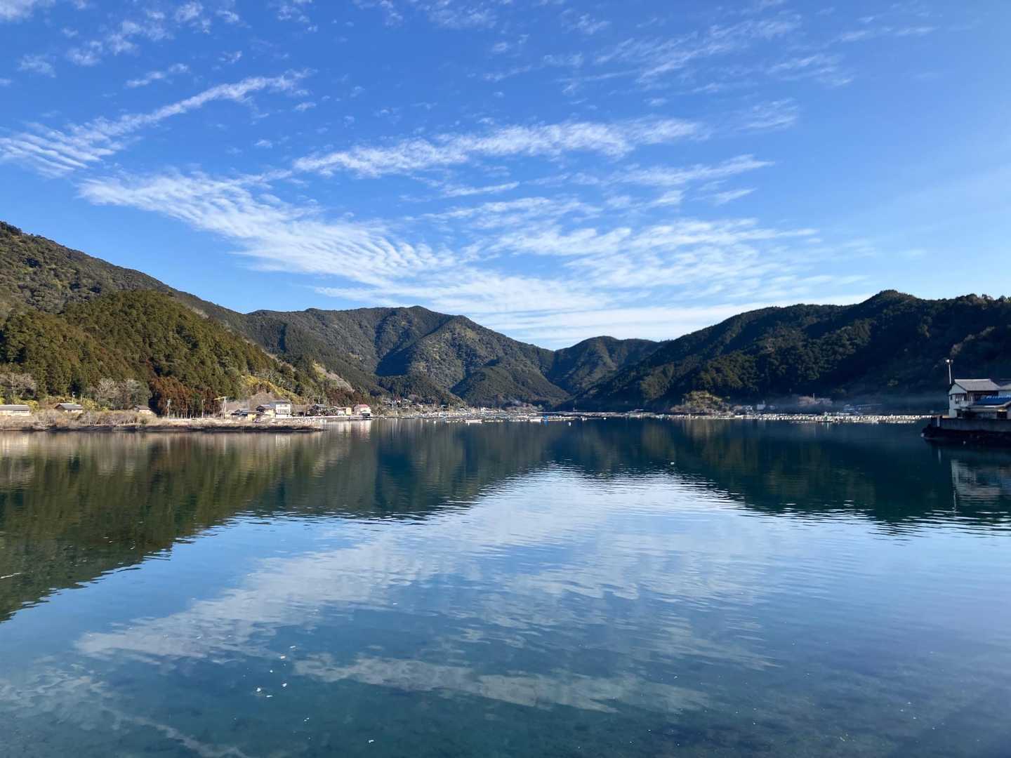 白石湖。山も雲もきれいに写ってます✨
船津川の河口付近にあって海水の湖、牡蠣の養殖が有名で黒鯛なども釣れるらしい。
