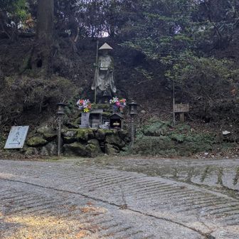 右に行くとハサミ岩
左手が山頂です