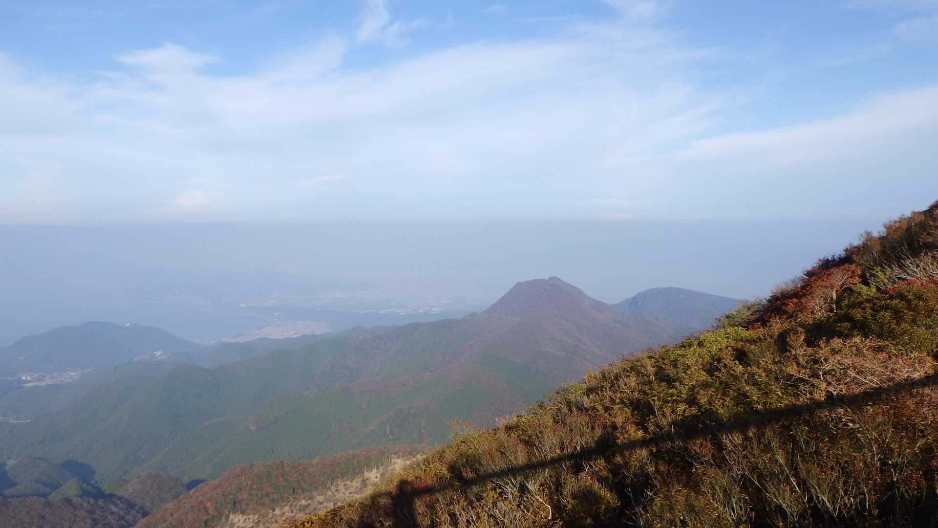 九千部岳は山肌が赤く期待できそう。