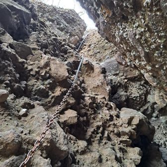 非常に狭い。ただし、ホールドあり、岩はしっかりしてます