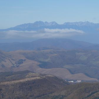 展望良し👌しかし風が強い…
紅葉っぽく色付いてる霧ヶ峰の奥に穂高の山々、槍ヶ岳もしっかり見える