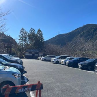 お疲れ山でした
駐車場はいっぱいでした