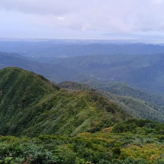 正面左に、秋田市街
右奥に　男鹿半島と大潟湖