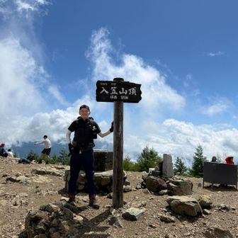 入笠山山頂着😊
良かった、晴れました🌤️

撮影中に暴風で帽子🌪️🧢が飛び、撮影していただいた方にはご迷惑をお掛けしました🙇
キャップの鍔を逆側にして被り直しました。

晴れる事を信じた方達で、山頂は賑わっておりました⛰️