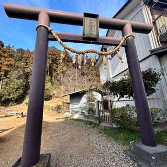 麓に御嶽八幡神社の鳥居⛩️