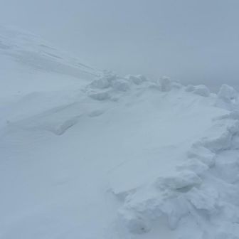 野塚岳山頂直下にテン泊跡地がありました
ここまでテント持ってくるのも大変ですよね😵
強靭な肉体作らなきゃ💪