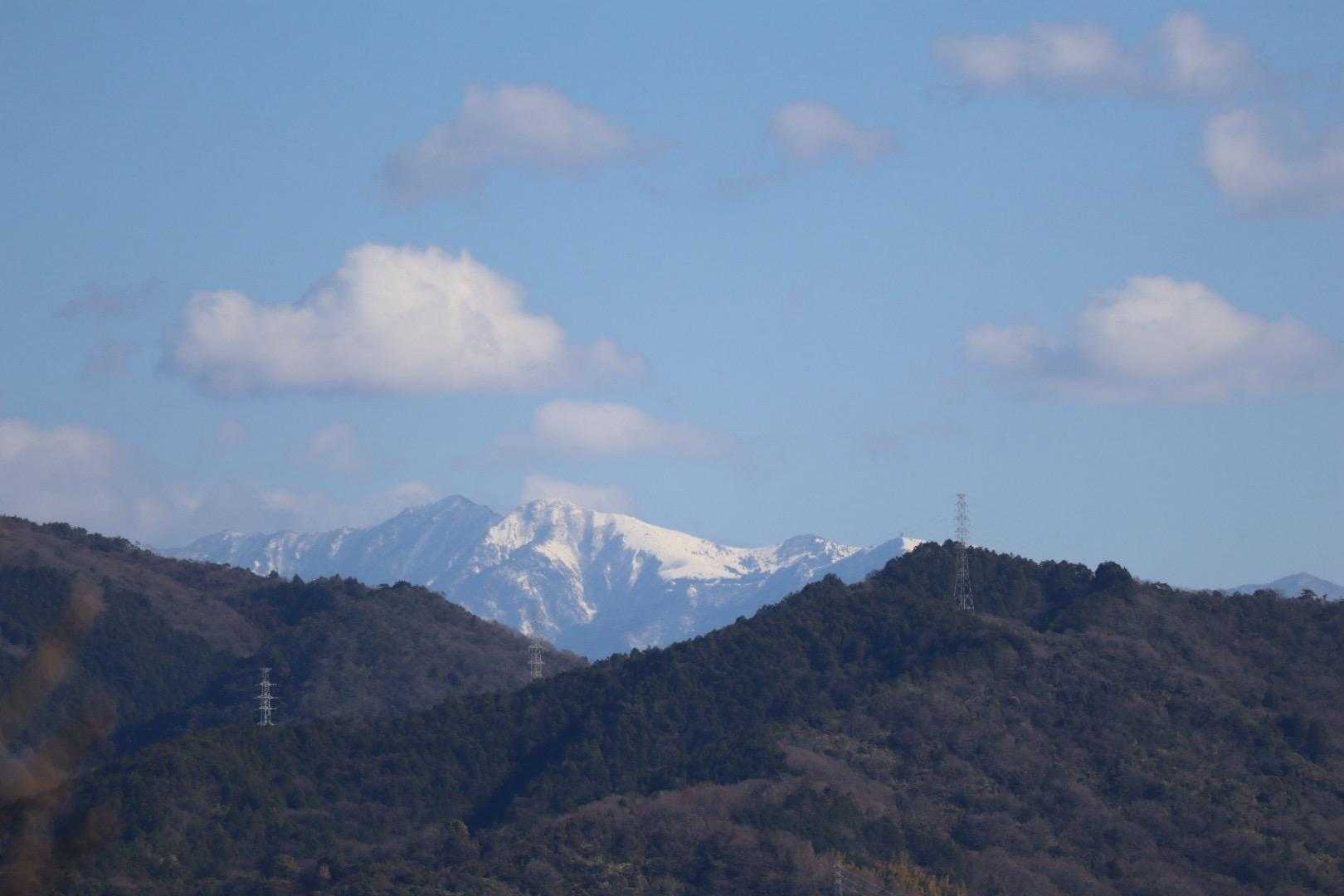 雪山の右端に反射板の見える堂ヶ森
ふたつのコブが鞍瀬ノ頭とニノ森…たぶん(,,^_^,,)