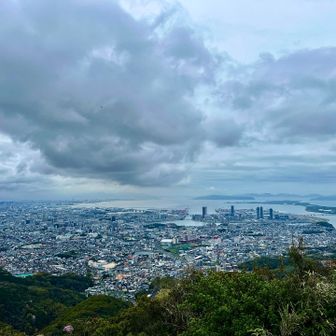 立花山山頂へ

今日は　九産大も入学式ですね　おめでとうございます🌸