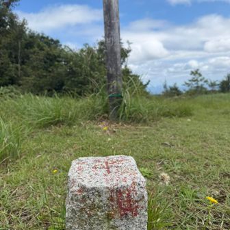 こっちにも(赤十字の)三角点がある