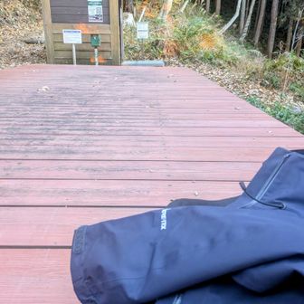 観音茶屋に到着。外トイレあり。結局20分もしないうちにゴアのジャケットは脱いだ🥵 汗だくにならない山行がないという…。