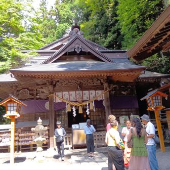 少し歩き階段登って新倉富士浅間神社（あらくらふじせんげんじんじゃ）