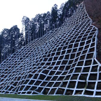 法面の工事は終わっていました。
芸術的な出来栄えで少し感動しました。
車の止めれる数が増えてましたよ
でも7時で満車でした