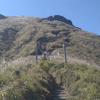 風の鳥居を過ぎると、頂上まで最後の急登が待っています😰