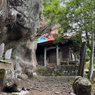 観音堂は岩にめり込むように建てられいます。
