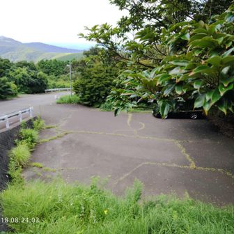 峠の駐車場 上